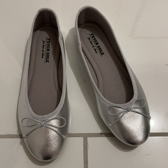 Fever Sole Shoes Silver Metallic Flats with Mini Bow Never Worn Size 7.5 women’s - Picture 1 of 5